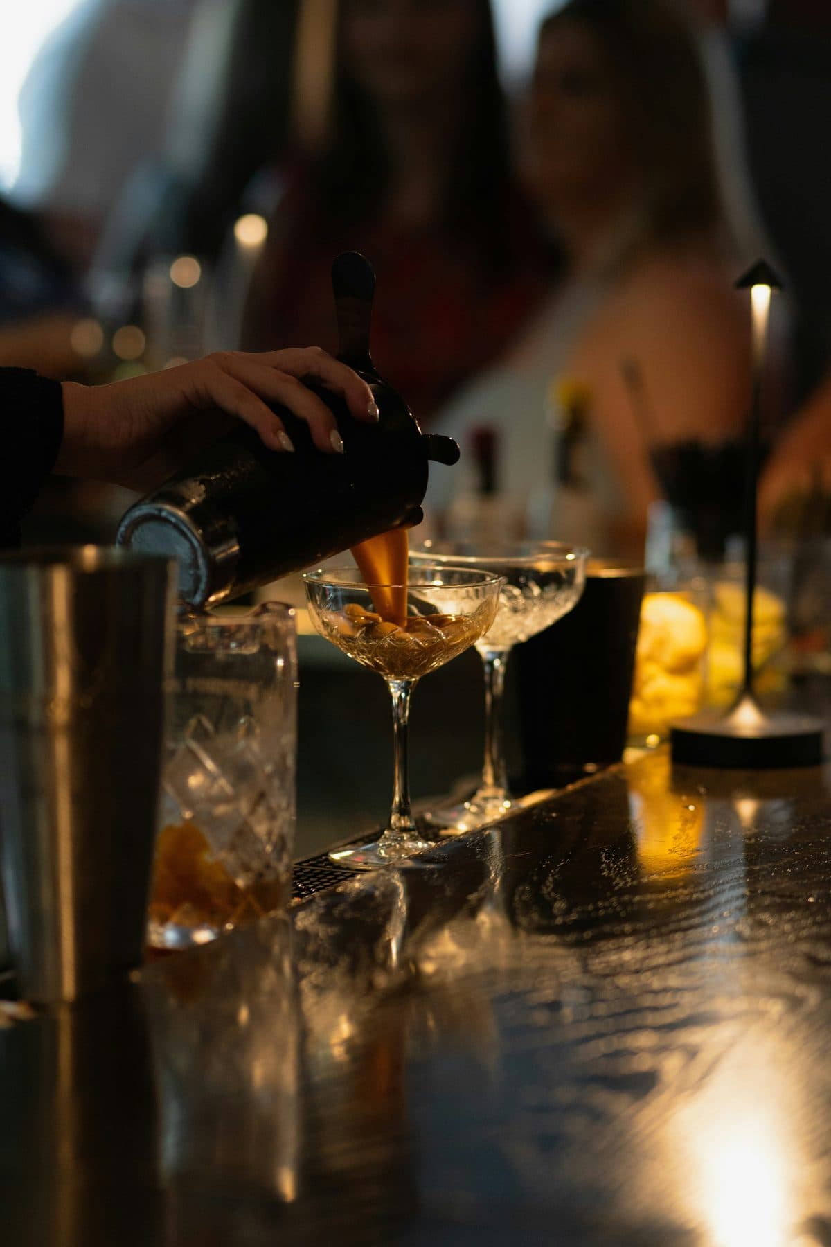 Cocktail wordt ingeschonken aan de bar, gouden uur