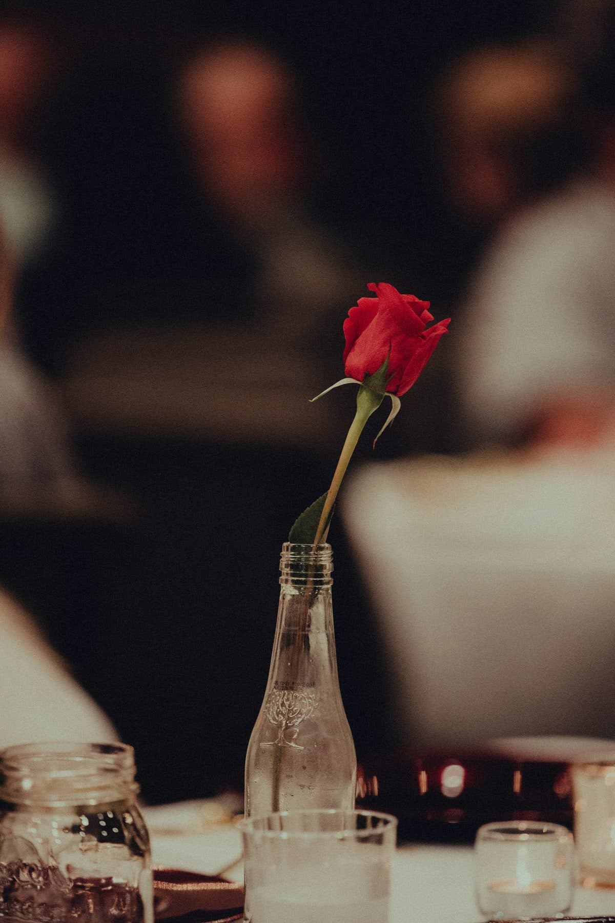 Eén rode roos op tafel